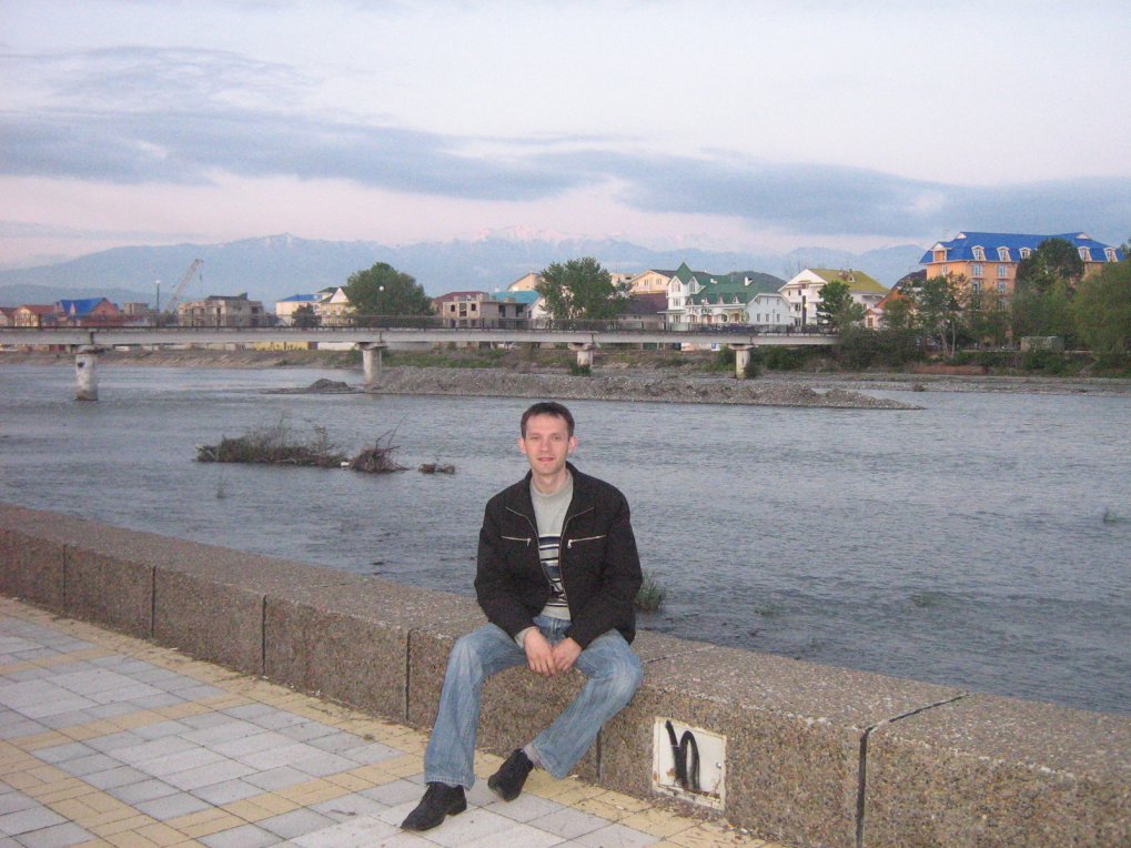 Набережная р.Мзымта. Река является крупнейшей водной артерией Чёрного моря.
