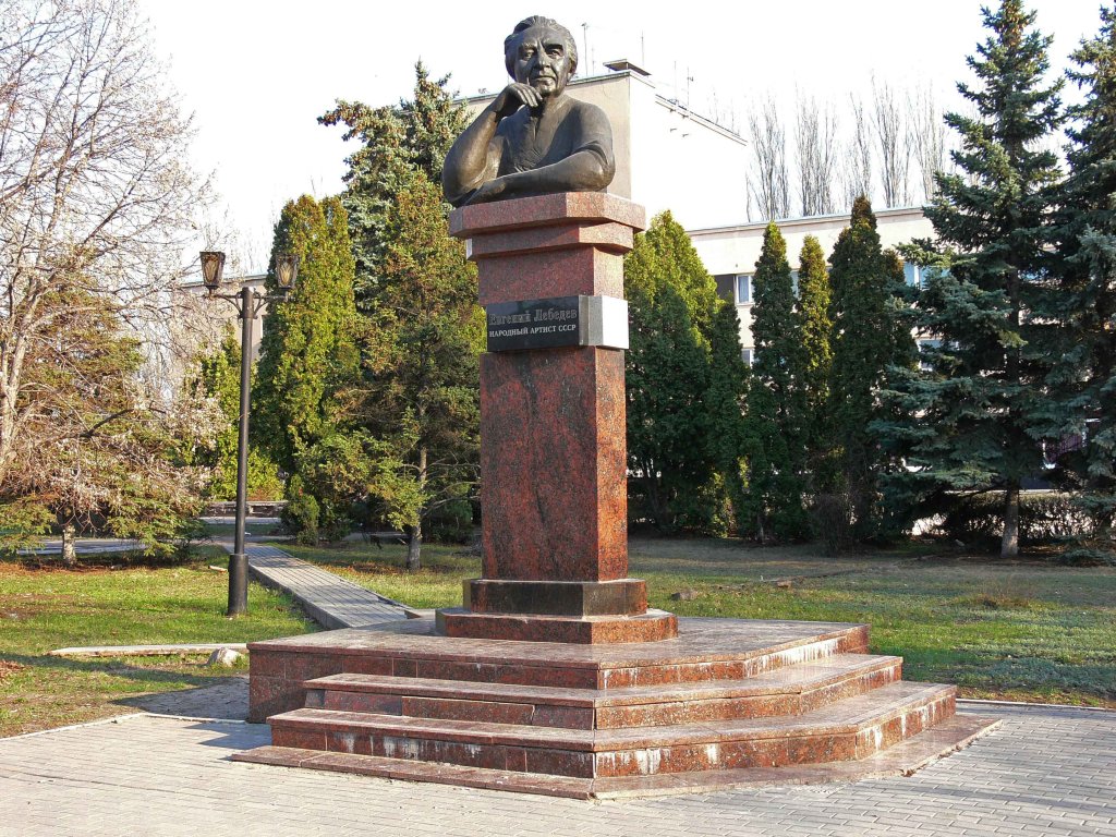 Памятник Лебедеву