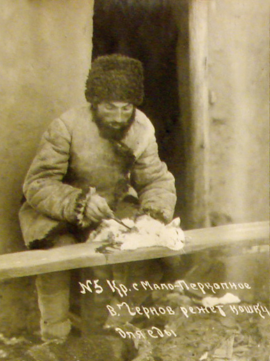 Чернов режет кошку для еды село Мало-Перекопное 1922г.